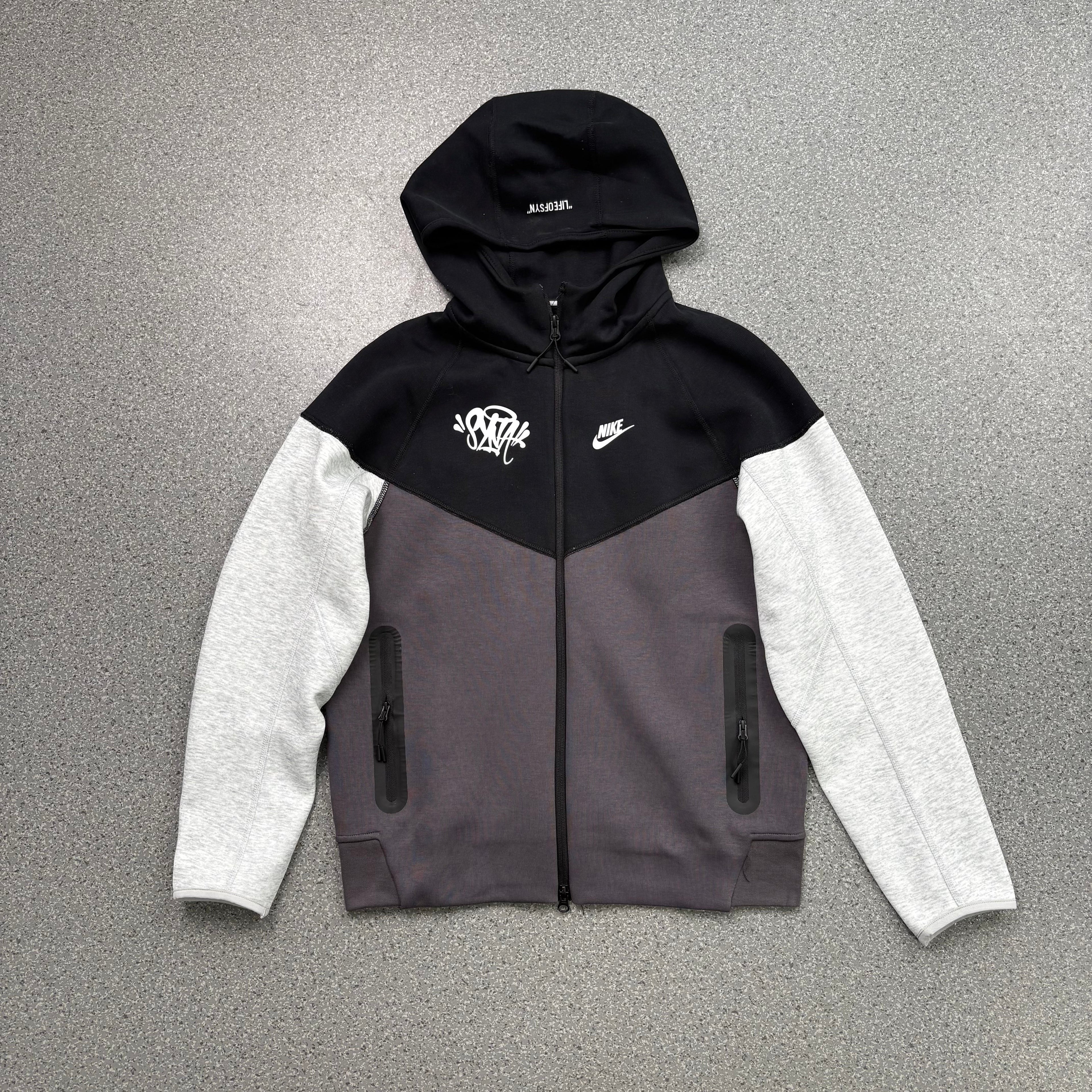 שחור/לבן  - Nike Tech NSW Hoodie