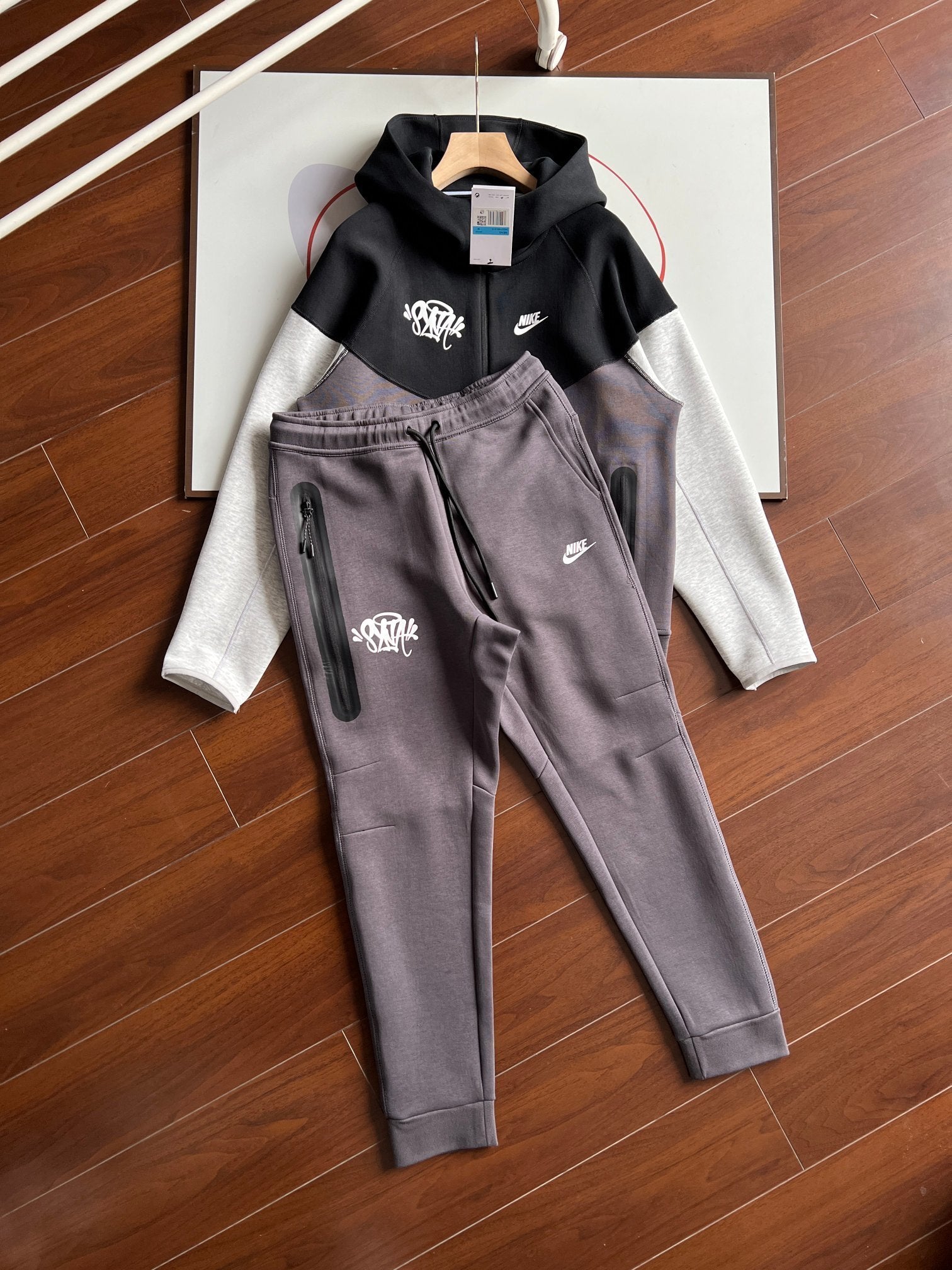 לבן/אפור/שחור - Nike Tech NSW Tracksuit