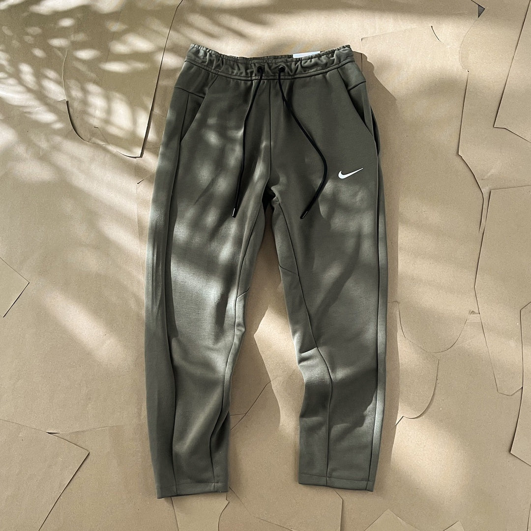 ירוק זית - Nike Classic pants