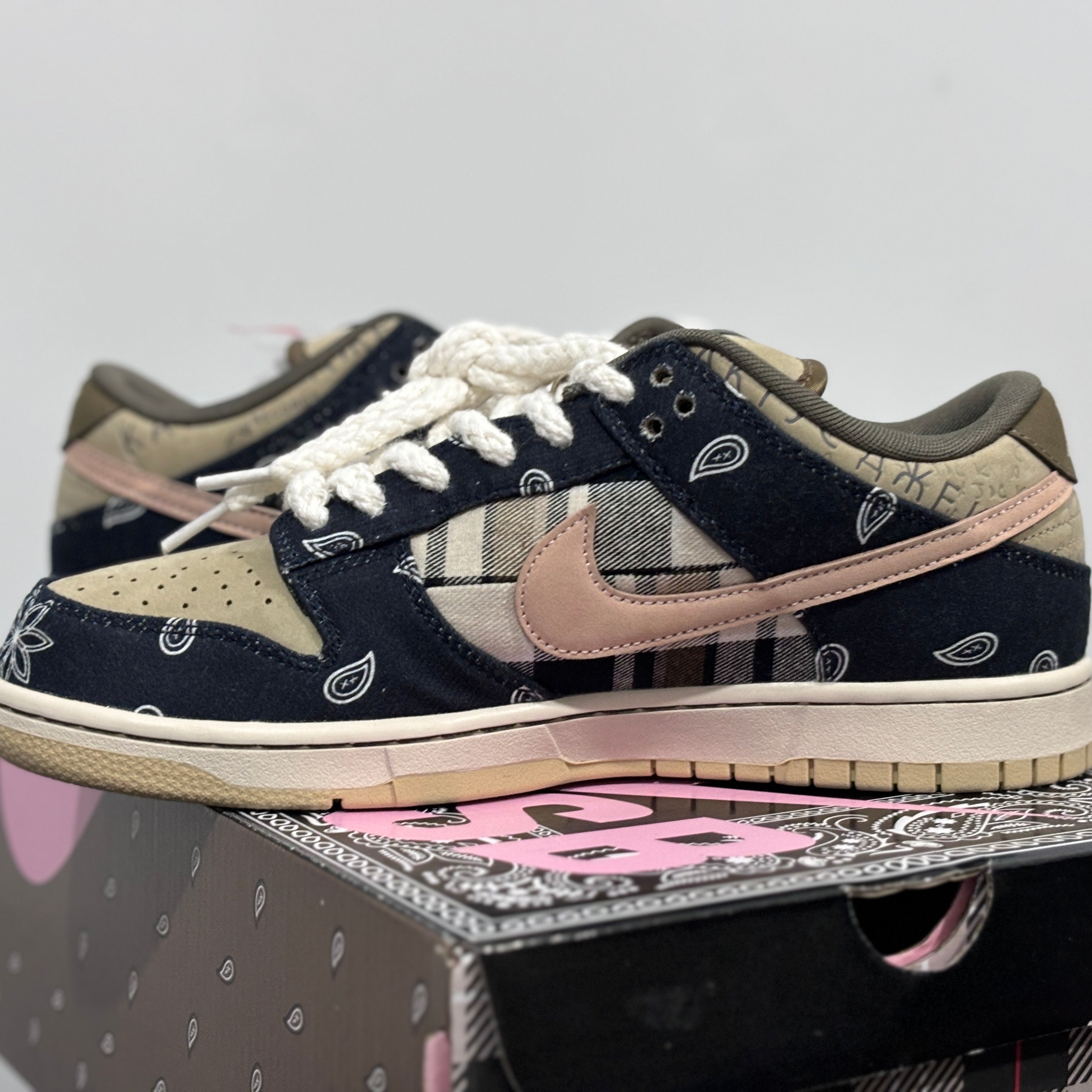 Nike SB Dunk Low Travis Cactus Jack