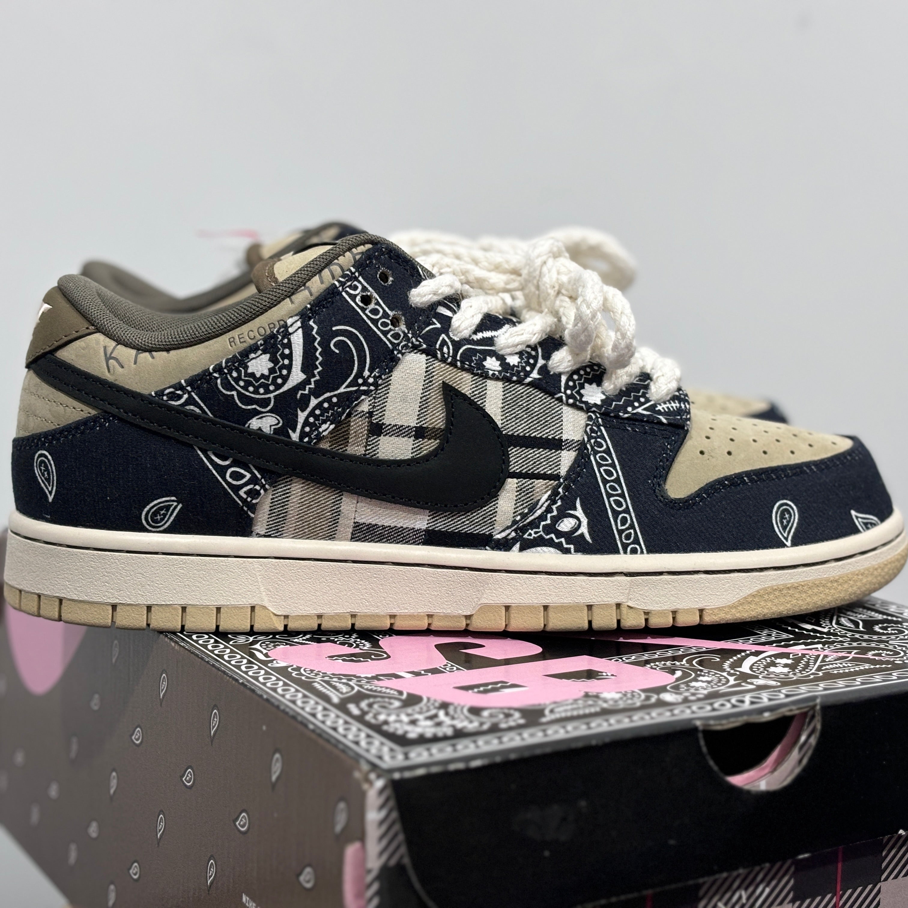 Nike SB Dunk Low Travis Cactus Jack