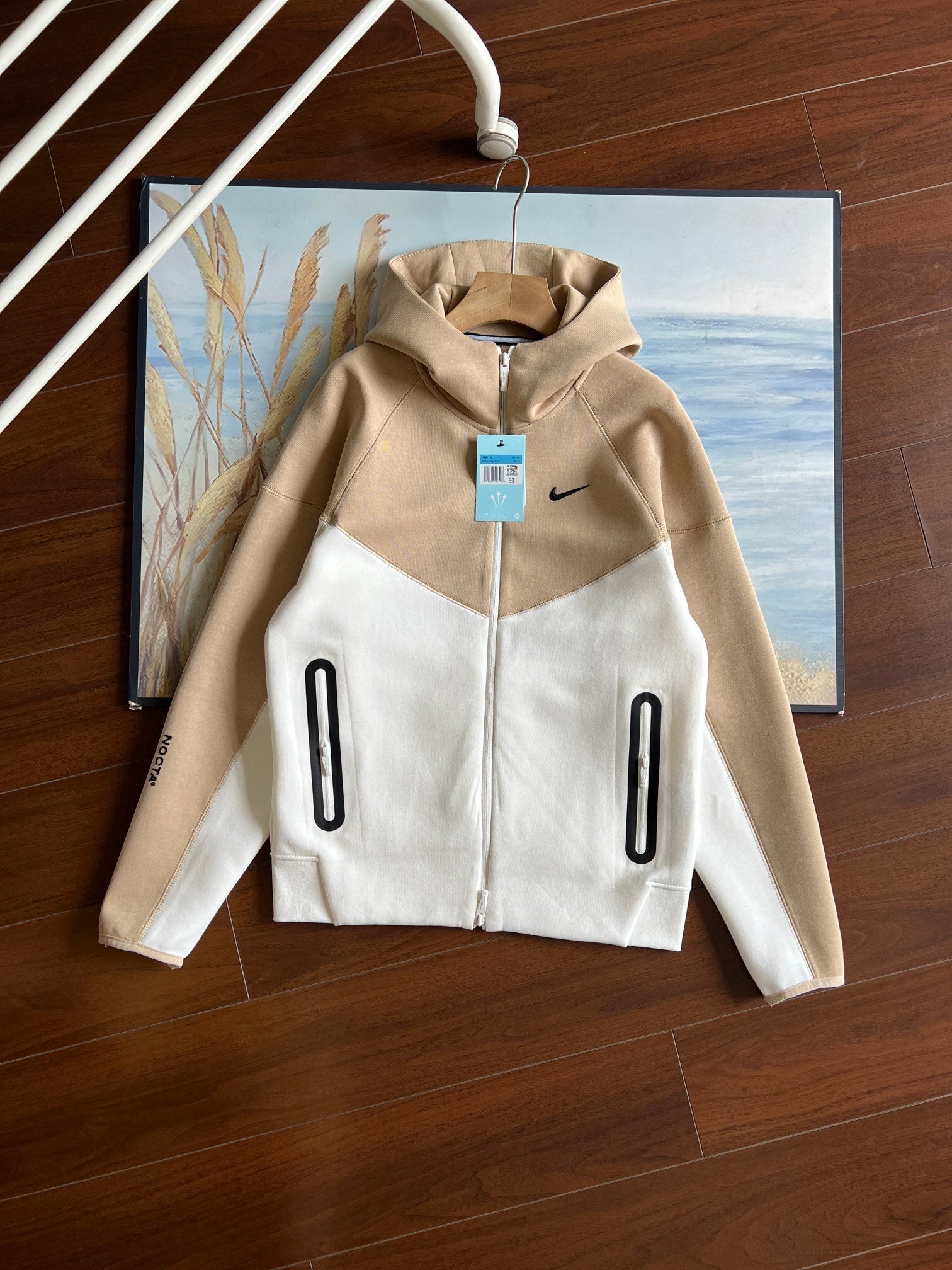 כאמל/שמנת - Nike tech Hoodie