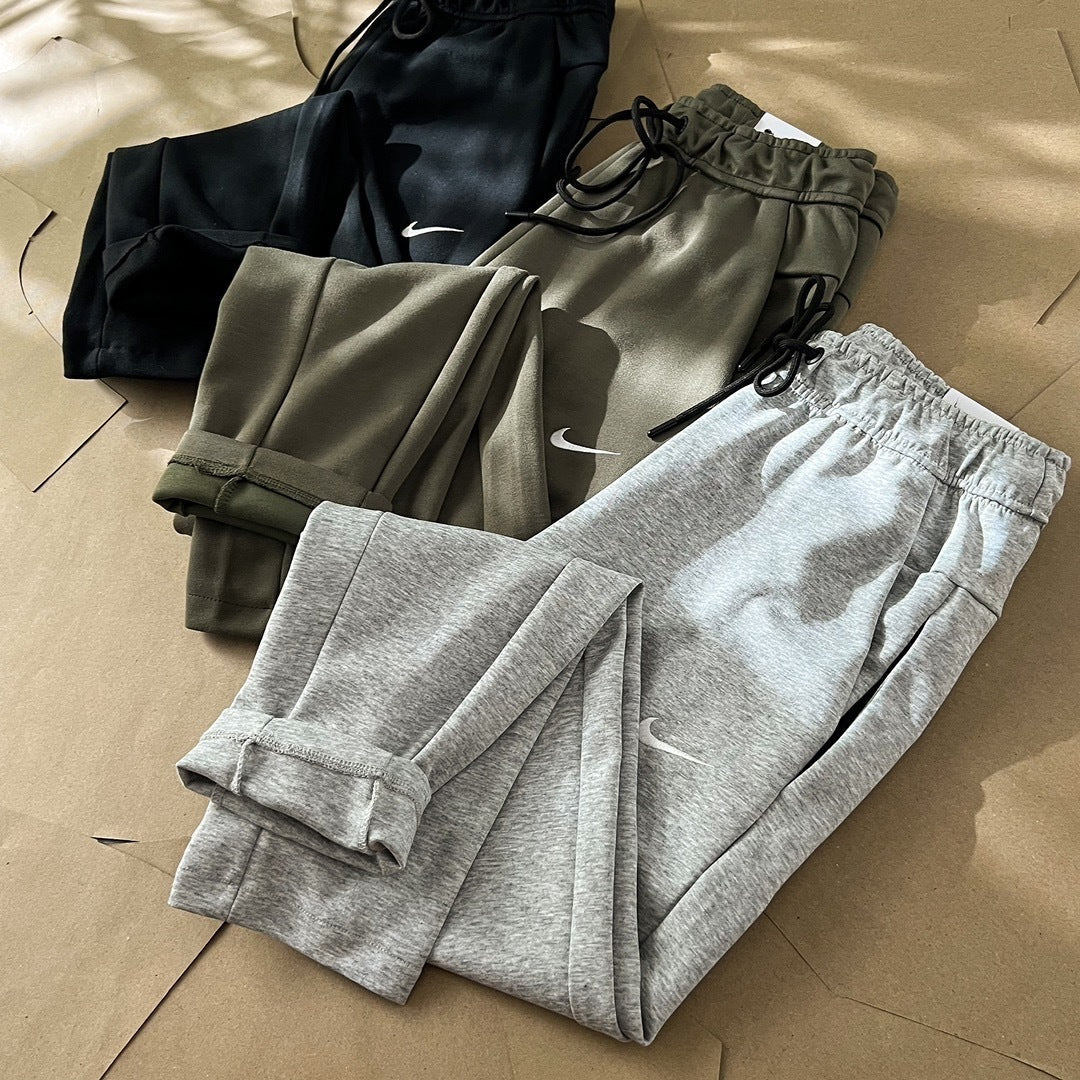 ירוק זית - Nike Classic pants